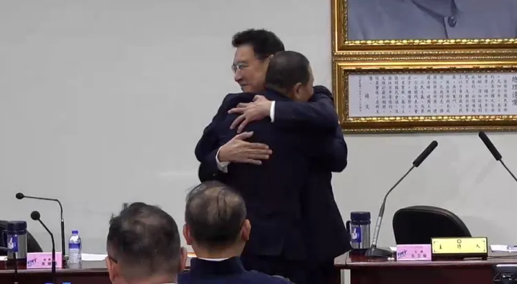 侯友宜宣布副手後和趙少康相擁。翻攝自侯友宜臉書