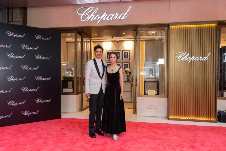 周潤發（左）與湯唯在活動上合影。品牌提供