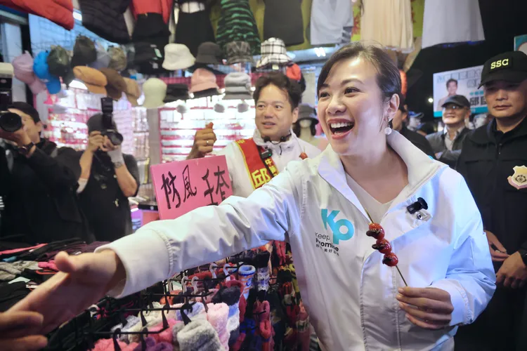 吳欣盈和攤商親切招呼。林林攝