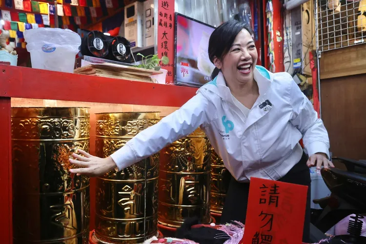 吳欣盈進入西藏料理餐廳，摸法輪祈求好運。林林攝