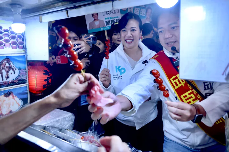 攤商老闆贈吳邱倆糖葫蘆。林林攝