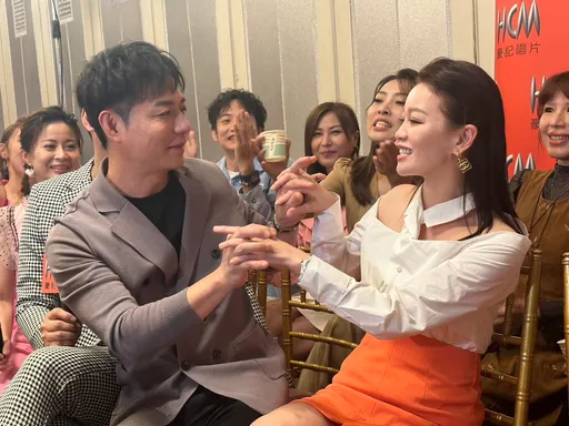 總舖師被爆遭歌手老婆「淨身出戶」 下一秒愛回溫雙唇交纏