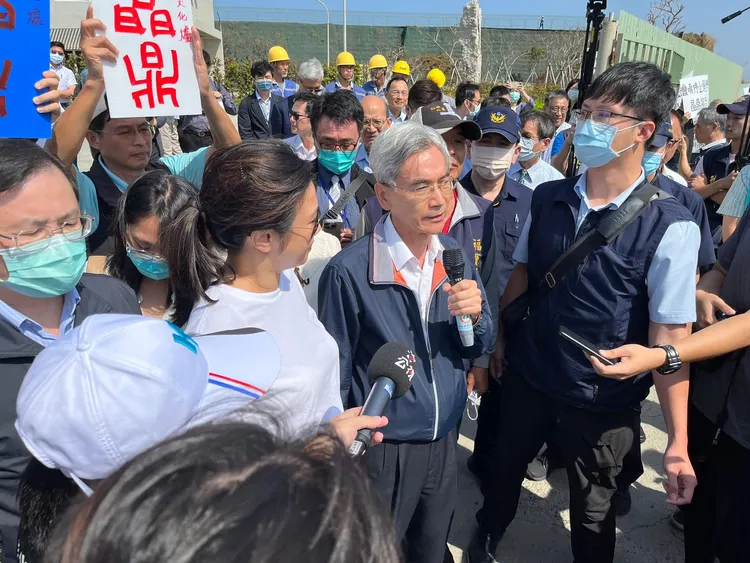 立委吳欣盈10月11日才到豐堉公司視察焚化爐工程。翻攝吳欣盈臉書