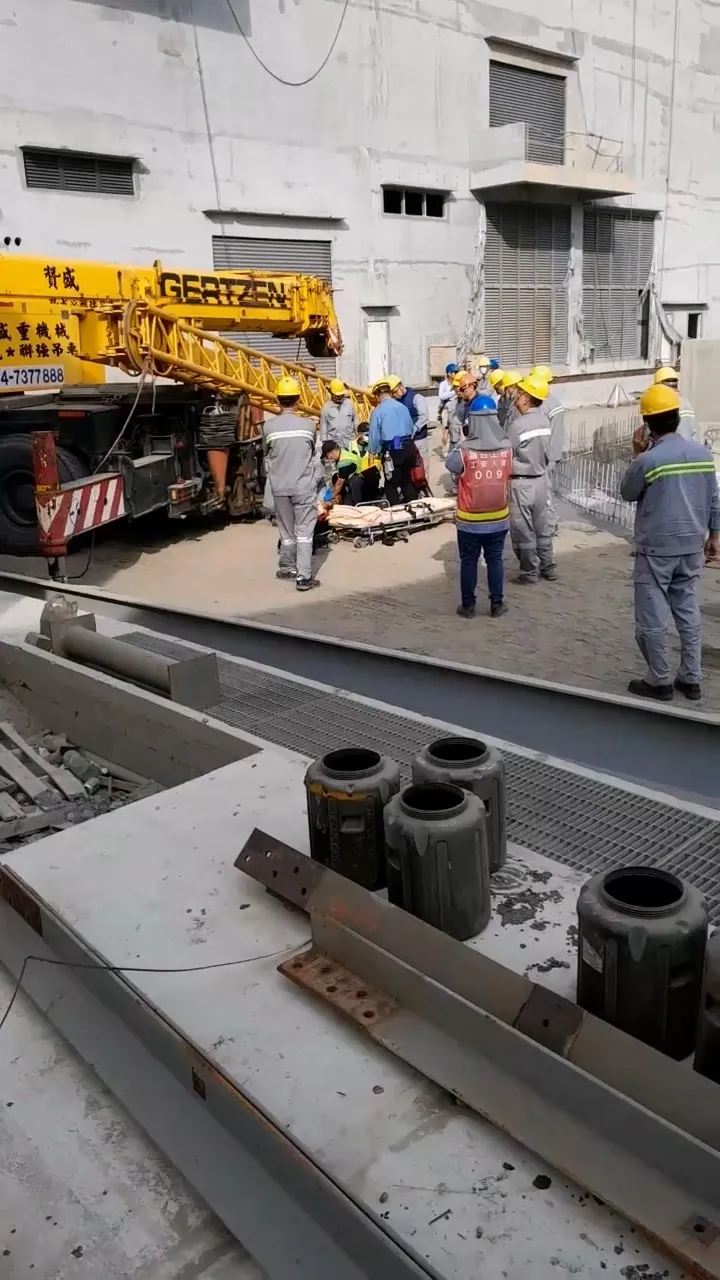 消防人員到場時，何姓工人已無生命跡象。民眾提供