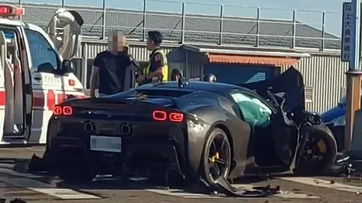 撞爛法拉利是租賃車!2385萬超跑自撞「起飛」 宮廟參拜返程出意外