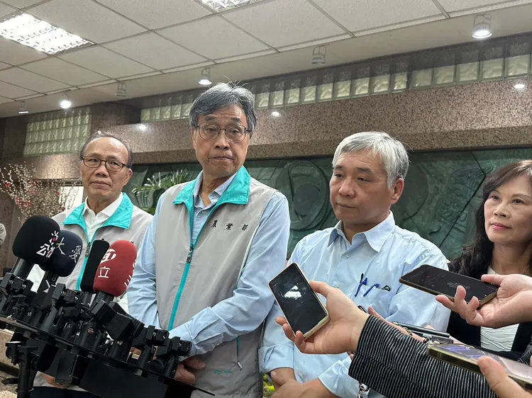 農業部代理部長陳駿季(左2)。陳怡文攝