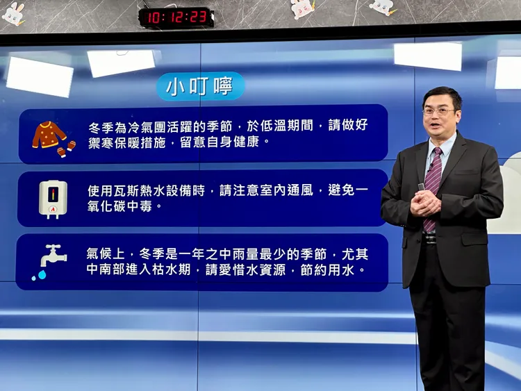 氣象署氣象預報中心代理主任陳怡良說明冬季天氣注意事項。王良博攝