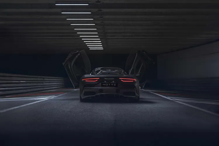 MC20的首款限量版車型結合賽道激情與黑夜魅力，將極致性能、義式優雅以及夜幕的專屬神秘感完美融合。原廠照片