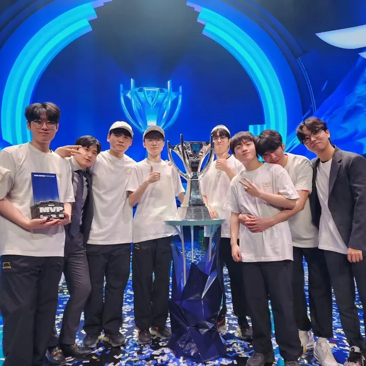 Faker第四冠落袋，其他隊友則是生涯首冠。翻攝自Faker李相赫IG