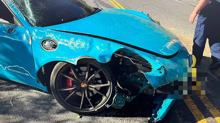 保時捷車頭毀損，車身還可見翻滾的擦痕。大溪警分局提供