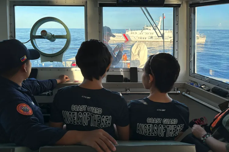 菲律賓海巡釋出昨天遭中國艦艇攔組畫面。美聯社