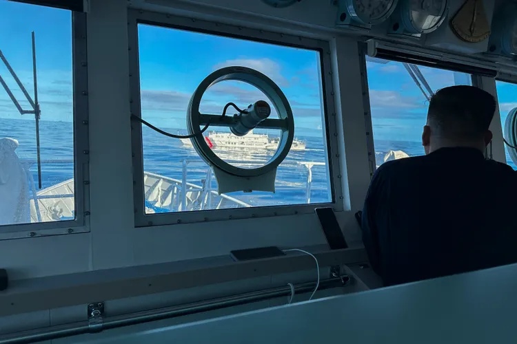 菲律賓海巡釋出昨天遭中國艦艇攔組畫面。美聯社