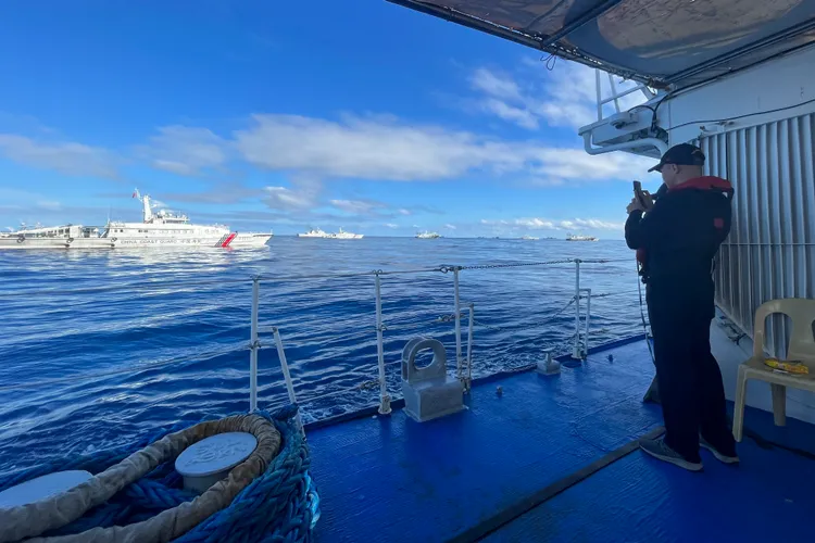 菲律賓海巡釋出昨天遭中國艦艇攔組畫面。美聯社