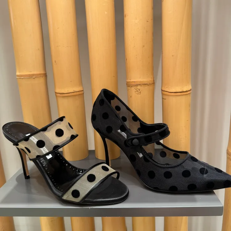 圓點Camparimesh 090鞋款（右），3萬3800元。張家玲攝