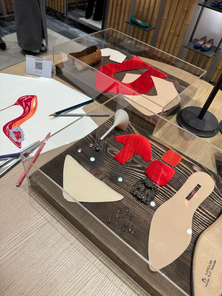 MANOLO BLAHNIK於櫃位展示高跟鞋製程。張家玲攝