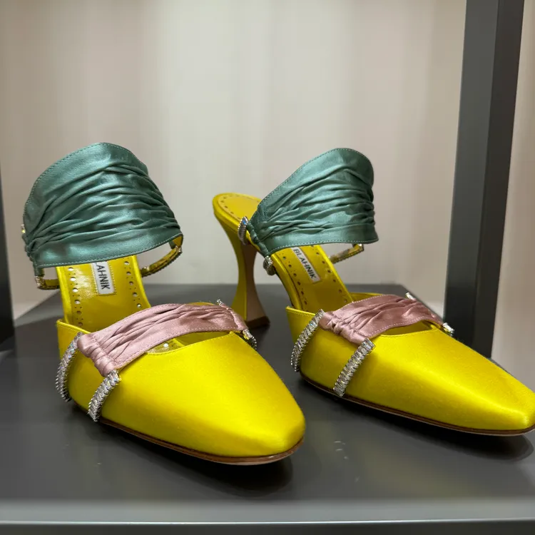 曾愷玹相當喜愛的Chinci三色高跟鞋，5萬1800元。張家玲攝