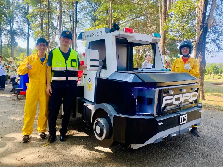 叭！叭！叭！拖吊車來了。王志弘攝