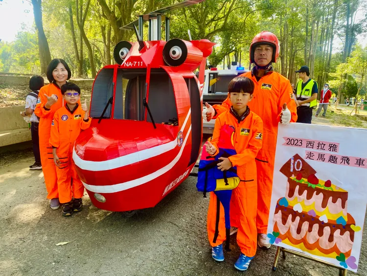 連直升機也來參戰，成員裝扮很有巧思。王志弘攝