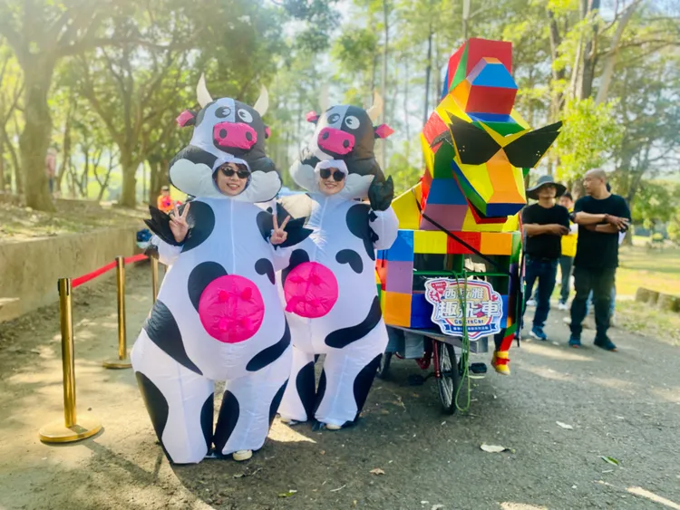 乳牛裝搭配戰馬飛車衝擊眼球。王志弘攝