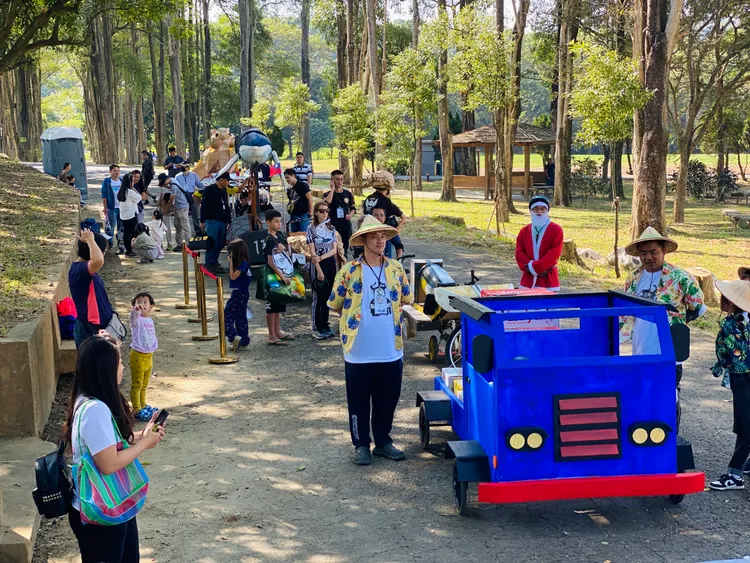 隊伍等待出賽，造型五花八門。王志弘攝