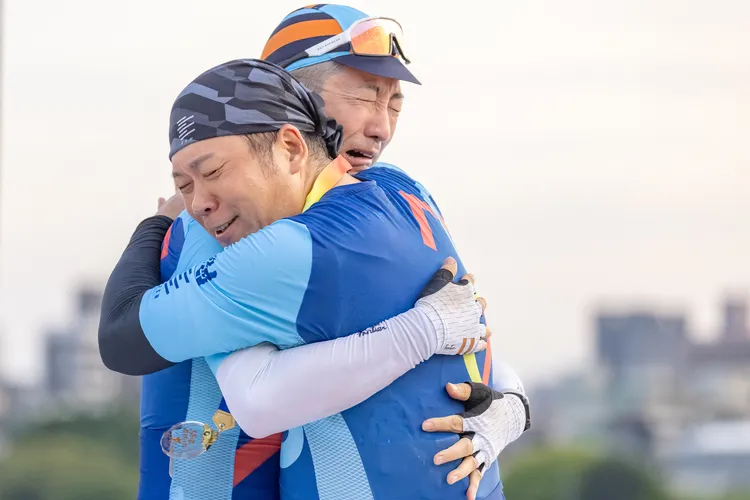 哈林（左）、阿亮完成任務，喜極而泣。好看娛樂提供