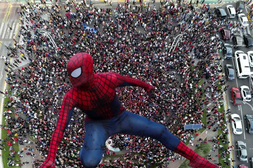 密集恐懼者慎入!1000個蜘蛛人擠成一團