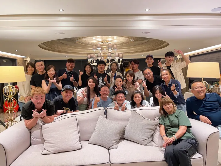 楊繡惠昨天辦入厝趴邀來一群好友暖房。翻攝《楊繡惠》粉絲頁