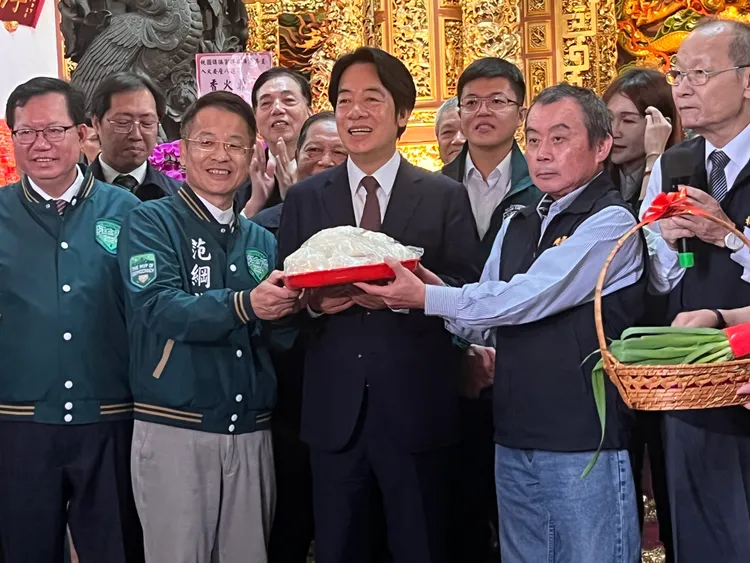 賴清德獲贈好彩頭。賴清德競辦提供
