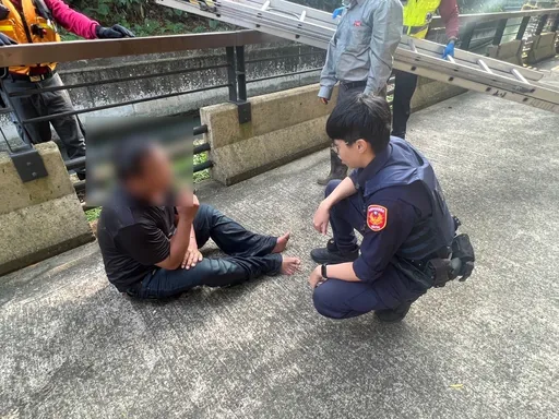 桃園男負氣離家跳大圳輕生 警火速救援拉上岸