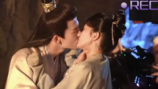 《寧安如夢》掐脖吻!張凌赫狂吸白鹿連拍20次:我快缺氧了