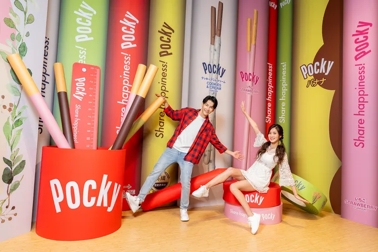 「巨人書房」裡的Pocky書本、紙膠帶、筆筒等巨型造型裝置物。格力高台灣提供