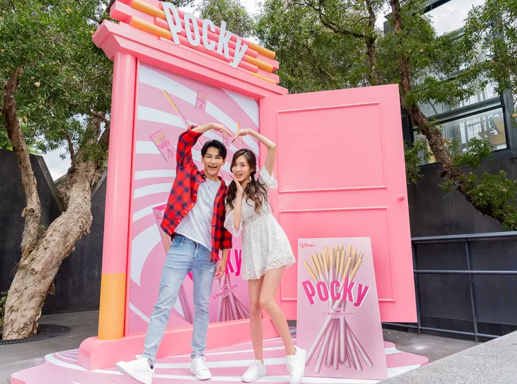 華山千層野台台階上粉紅色的大型Pocky任意門，彷彿正在指引一個奇幻世界的入口。格力高台灣提供