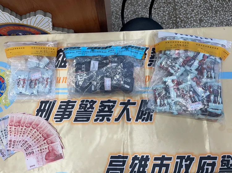 警方起出毒品、手機等證物。翻攝畫面