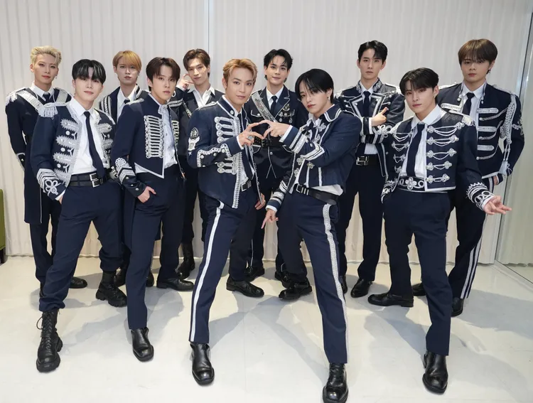 JO1成員木全翔也（前排左起）、河野純喜、與那城獎、大平祥生、川西拓實、川尻蓮（後排左起）、白岩瑠姬、金城碧海、豆原一成、佐藤景瑚、鶴房汐恩。大鴻藝術提供