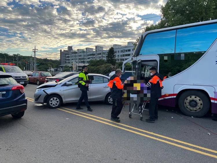 警消將受傷的遊覽車司機送醫。竹東警分局提供