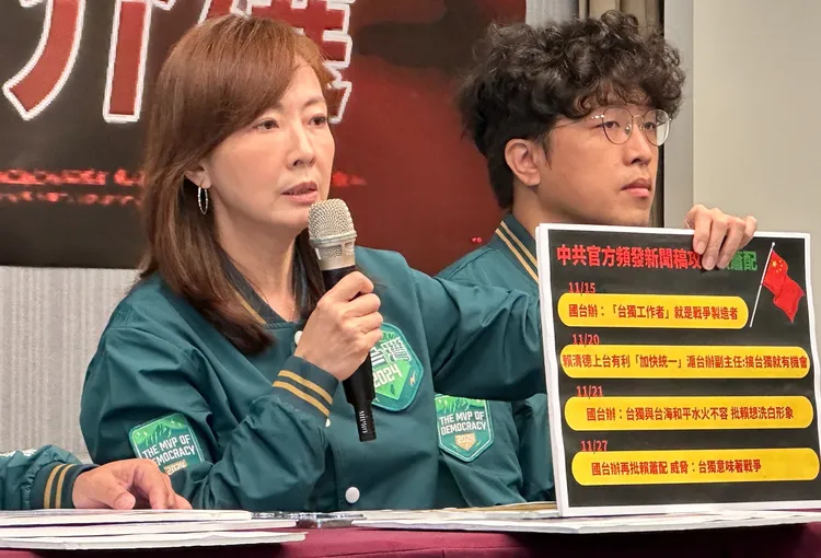 郭昱晴講解中共官媒對賴蕭配的批評。潘袁詩羽攝