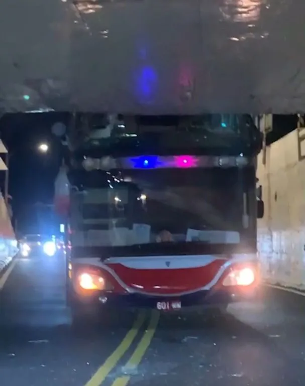 遊覽車卡在地下道。平鎮警分局提供