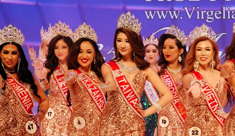台裔女生張芳瑜（Tiffany Chang）（中）代表台灣奪 得第35屆美國亞洲小姐（Miss Asia USA），她接受中 央社訪問表示，希望藉由參加選美讓更多人知道台灣 是一個獨立的國家。中央社