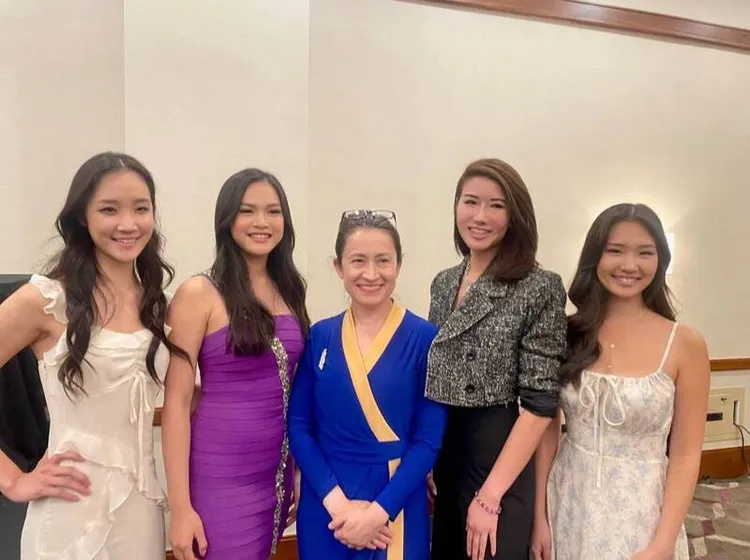 剛拿下美國亞洲小姐（Miss Asia USA）的台裔女生張 芳瑜（Tiffany Chang）（右2），10月以台美小姐身分 在華府參加台灣人公共事務會（FAPA）舉行的國會 遊說營，與駐美代表蕭美琴（中）合照。（台美小姐委員會提供）