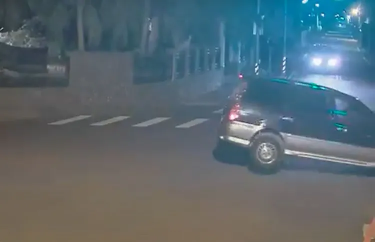 休旅車在T字路口撞上護欄。民眾提供