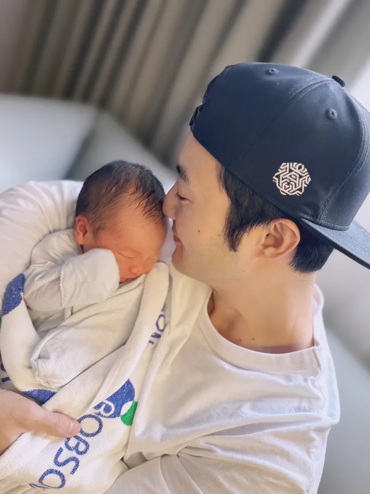 父子情深。白白提供