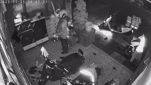 點餐驚遇怪癖俠!外送員蹲地深吸女鞋2大口 「提神醒腦」噁到爆