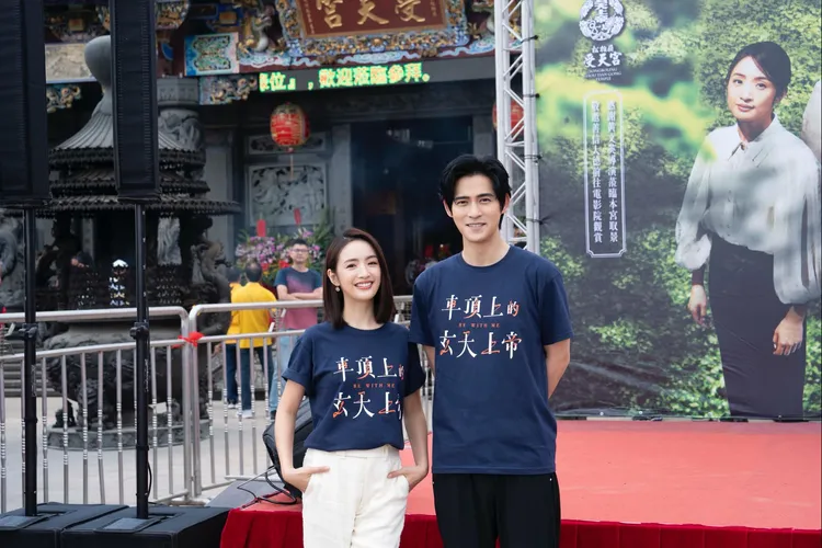 周渝民、林依晨主演《車頂上的玄天上帝》。翻攝周渝民臉書