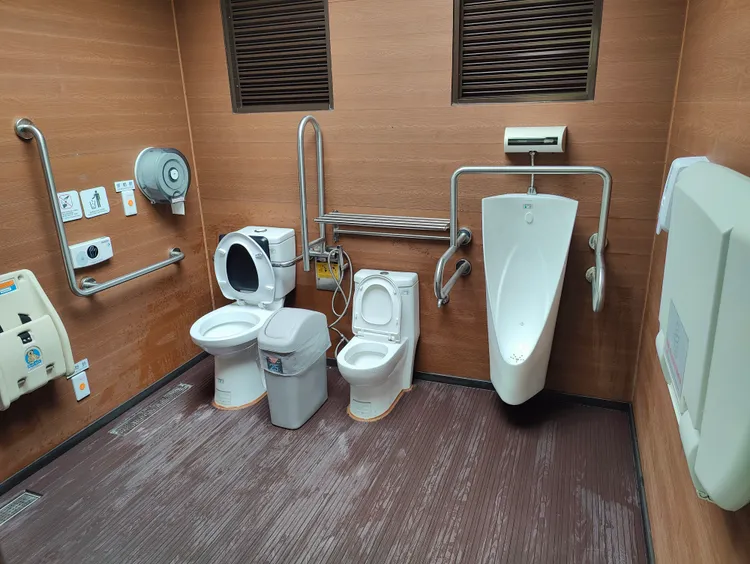 動物園獲得特優公廁表揚。環保局提供