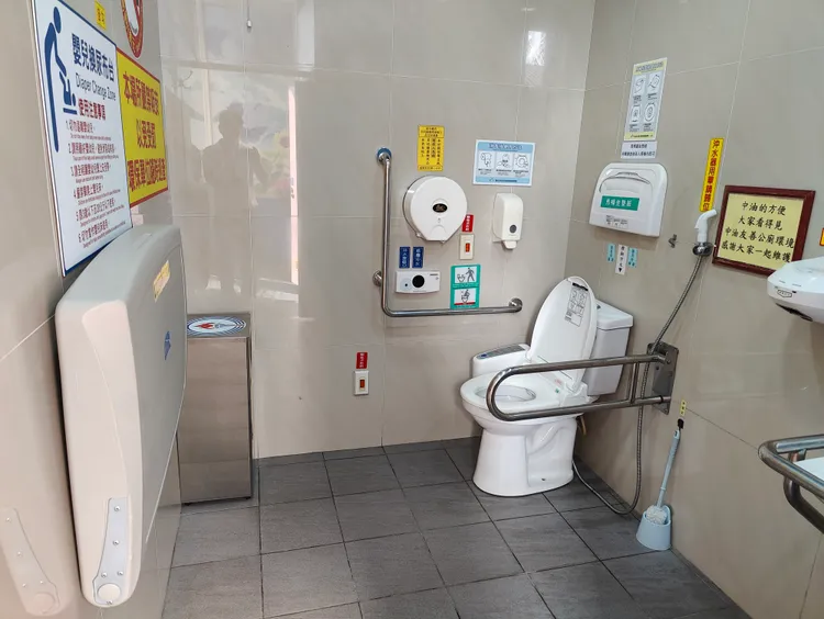 中油台北營業處獲企業典範獎。環保局提供