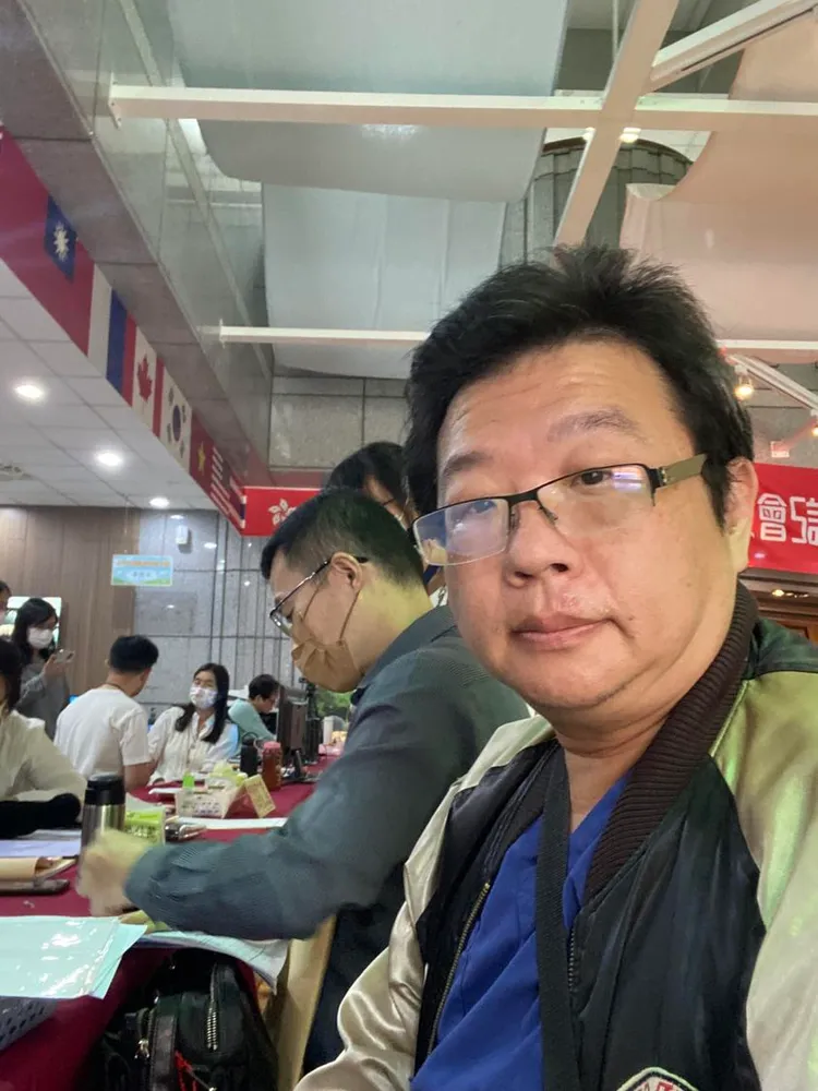 賴信全在臉書貼出登記參選立委的照片。翻攝賴信全臉書