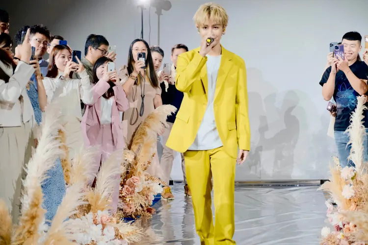 鼓鼓擔任婚禮歌手。相信音樂提供