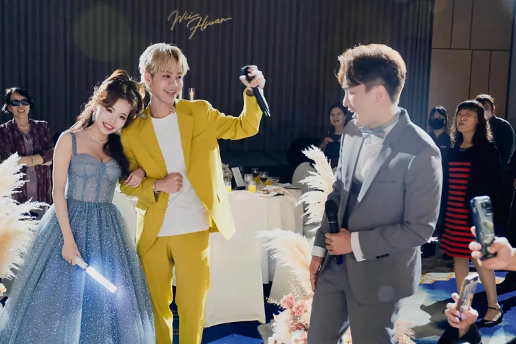 新郎（右）大方讓太太勾著偶像鼓鼓的手拍照。相信音樂提供