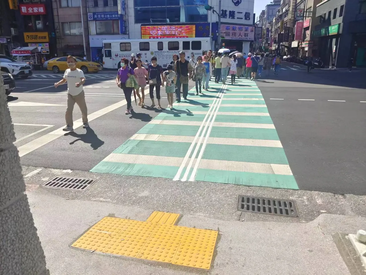 友善視障行人安全！基隆市首推「導盲行穿線」 落實無障礙通行環境｜壹蘋新聞網