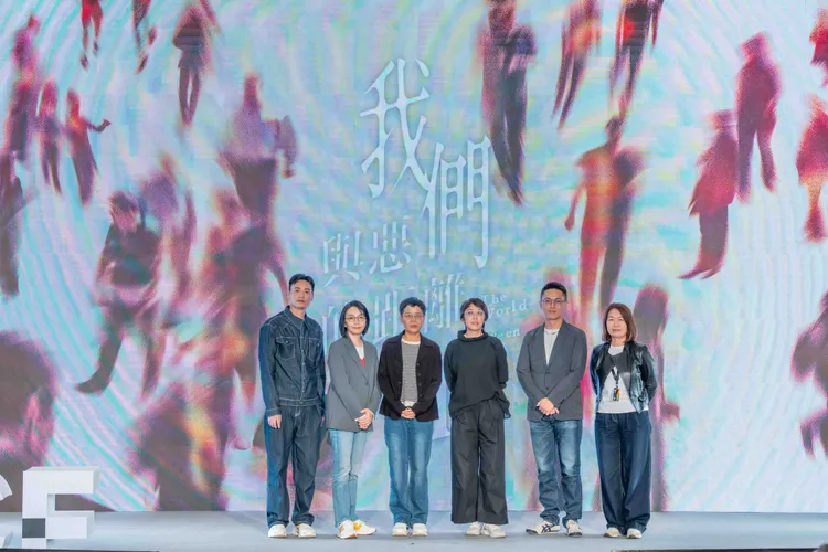 《我們與惡的距離2》主創陣容，製作人江承恩（左起）、林昱伶、編劇呂蒔媛、公共電視節目部經理暨本劇監製於蓓華、導演林君陽、CATCHPLAY執行長楊麗貞。大慕影藝提供